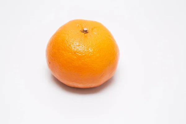 Închidere de portocaliu pe fundal alb — Fotografie, imagine de stoc