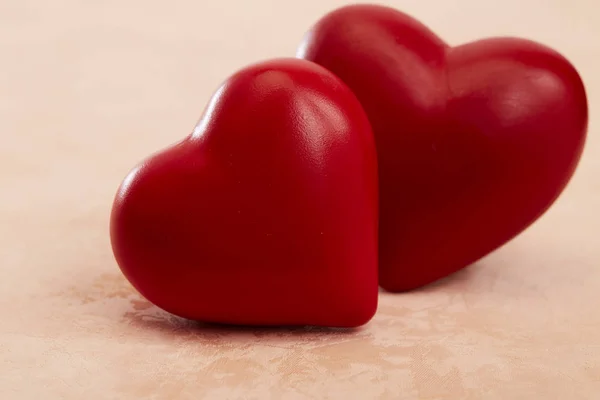 Dois corações vermelhos no fundo rosa — Fotografia de Stock
