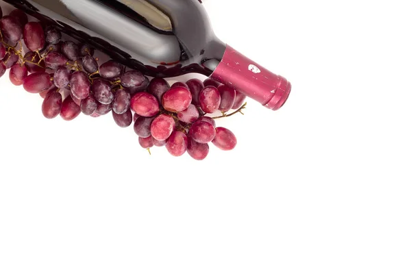 Hrozny a červené víno na bílém — Stock fotografie