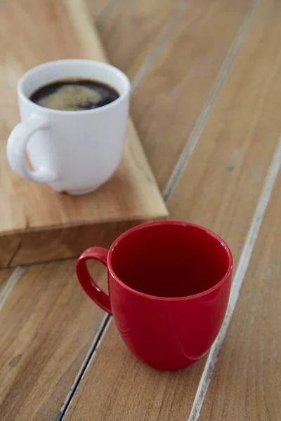 Deux tasse café rouge et blanc sur bois — Photo