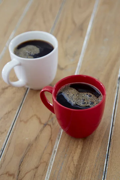 Dois café de caneca vermelho e branco em madeira — Fotografia de Stock