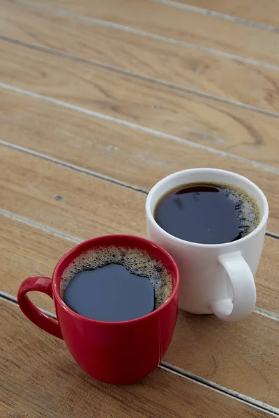 Dois café de caneca vermelho e branco em madeira — Fotografia de Stock