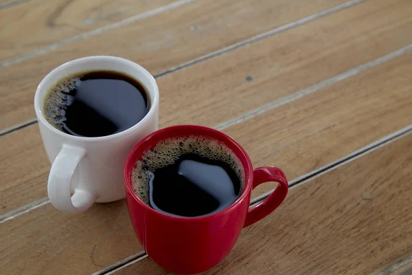 Dos rojo y blanco taza de café en madera — Foto de Stock