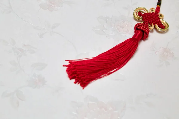 Chinesischer glücklicher roter Knoten auf Tapete — Stockfoto