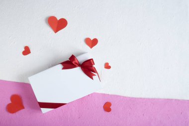 Sevgililer Günü 'nde hediye kutusu ve kalple