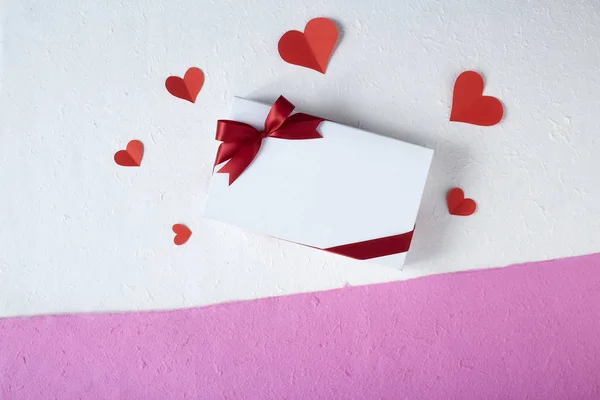 Día de San Valentín con caja de regalo y corazón — Foto de Stock