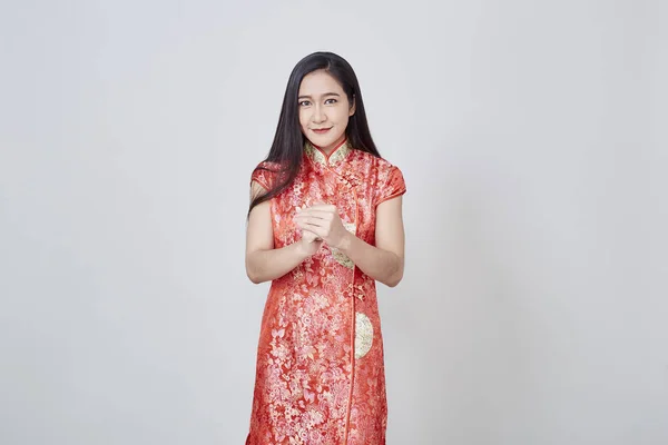 Mujer asiática en vestido chino cheongsam tradicional — Foto de Stock