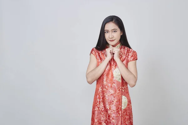 Mujer asiática en vestido chino cheongsam tradicional — Foto de Stock