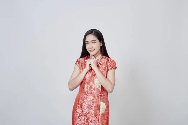 चीनी ड्रेस पारंपारिक Cheong Sam मध्ये आशियाई स्त्री — स्टॉक फोटो, इमेज