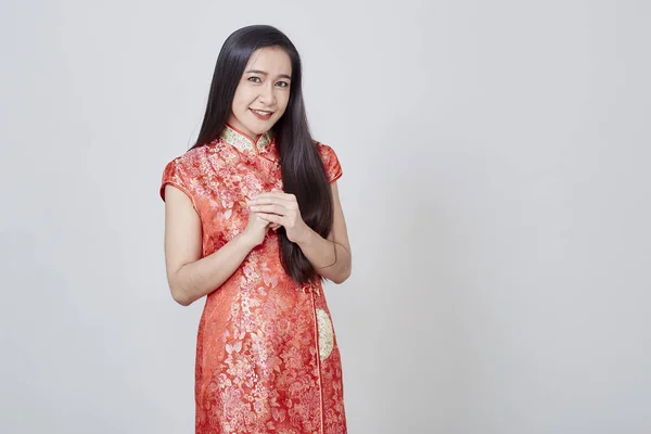 Aziatische vrouw in chinees jurk traditionele cheongsam — Stockfoto