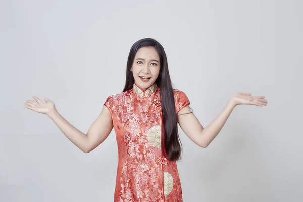 Mujer asiática en vestido chino cheongsam tradicional — Foto de Stock