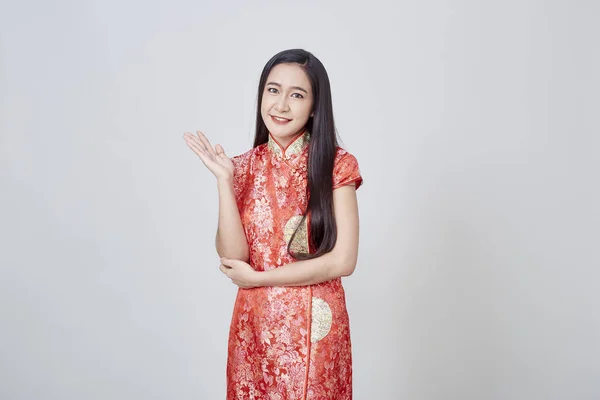 Mujer asiática en vestido chino cheongsam tradicional — Foto de Stock