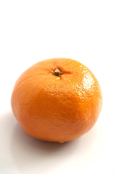 Olgun turuncu beyaz arka planda izole — Stok fotoğraf