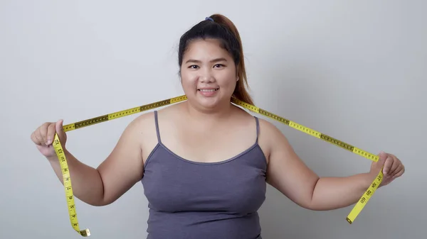 Жінка азіатська тримає вимірювальну стрічку — стокове фото