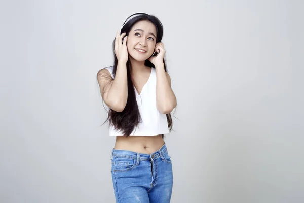 Mujer asiática usando auriculares bailando activa — Foto de Stock