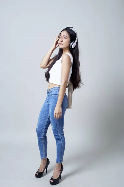 Aziatische vrouw het dragen van hoofdtelefoon dansen actief — Stockfoto