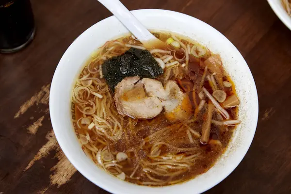 Japanse ramen noedel eten stijl op tafel — Stockfoto