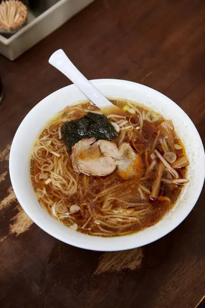 テーブルの上で食べるラーメン — ストック写真