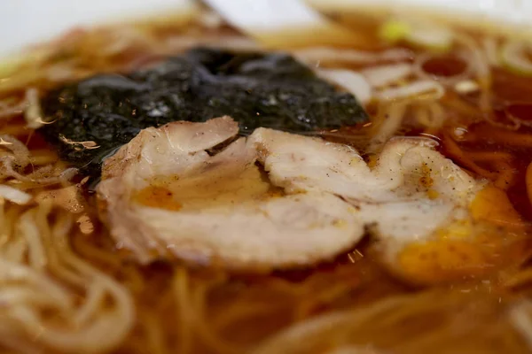 テーブルの上で食べるラーメン — ストック写真