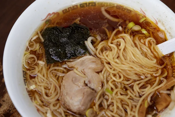 Estilo de comida de fideos ramen japonés en la mesa —  Fotos de Stock