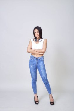 Kulaklık takan Asyalı kadın aktif dans ediyor.