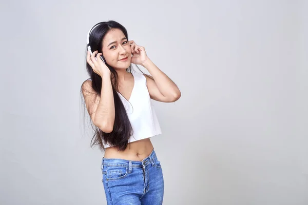 ヘッドフォンを身に着けているアジアの女性 — ストック写真