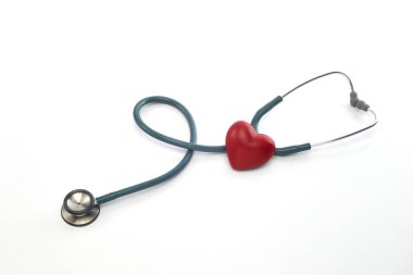 Beyaz arkaplanda steteskop ve kırmızı kalp.