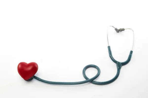 Stethoskop und rotes Herz auf weißem Hintergrund — Stockfoto