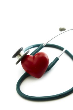Kırmızı kalp ve beyaz steteskop.