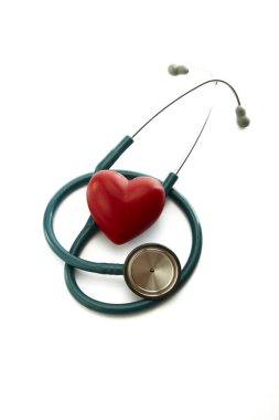 Kırmızı kalp ve beyaz steteskop.