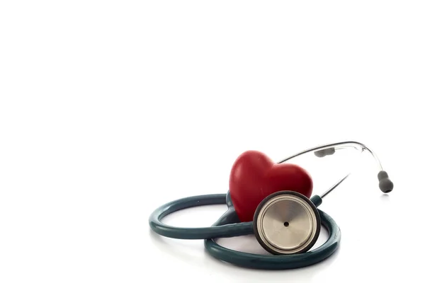 Corazón rojo y un estetoscopio en blanco —  Fotos de Stock