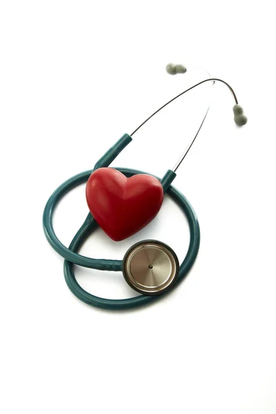 Rotes Herz und Stethoskop auf Weiß — Stockfoto