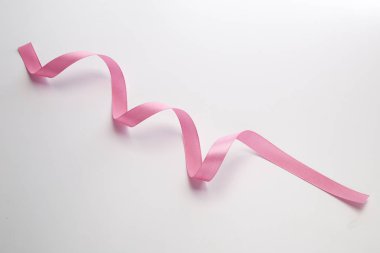 Pembe kıvırcık kurdele beyaz izole