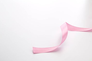 Pembe kıvırcık kurdele beyaz izole