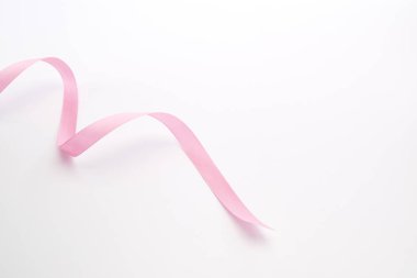 Pembe kıvırcık kurdele beyaz izole