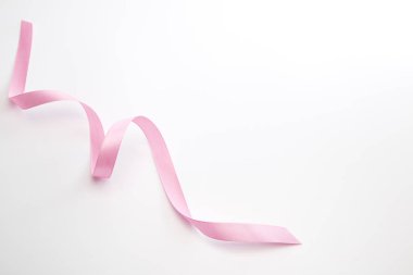 Pembe kıvırcık kurdele beyaz izole