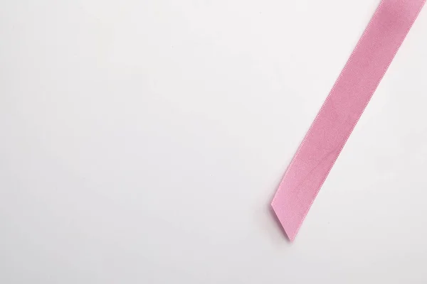 白で隔離中のピンクのリボン — ストック写真