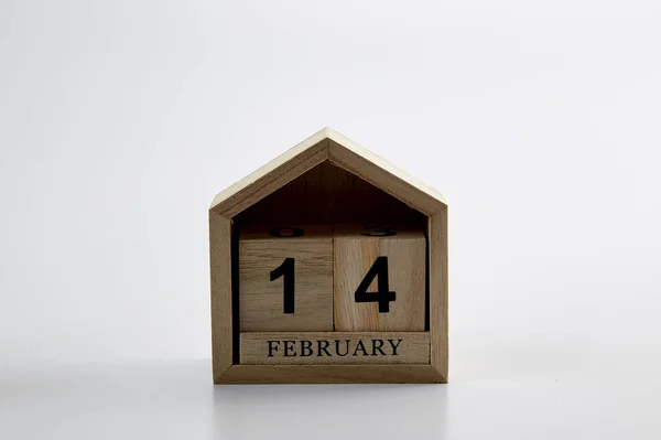 14 de febrero fecha calendario bloque de madera en blanco — Foto de Stock