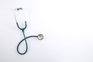 bir adam bir masada oturuyor, bir bilgisayar ve bir kitap yığını