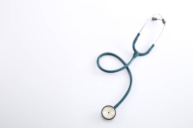 bir adam bir masada oturuyor, bir bilgisayar ve bir kitap yığını