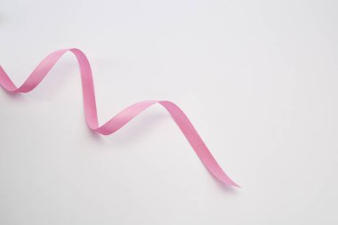 Pembe kıvırcık kurdele beyaz izole
