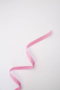 Pembe kıvırcık kurdele beyaz izole