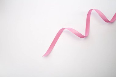 Pembe kıvırcık kurdele beyaz izole
