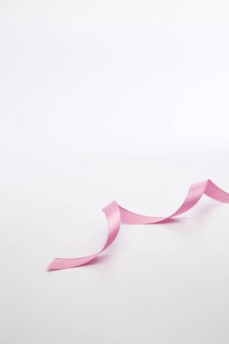 Pembe kıvırcık kurdele beyaz izole