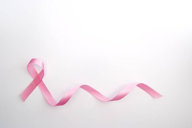 Beyaz arkaplanda pembe kurdele