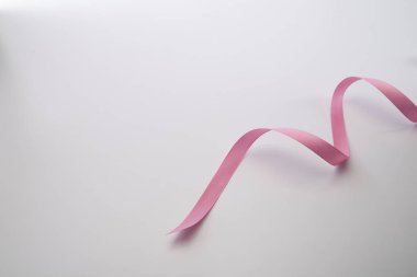 Pembe kıvırcık kurdele beyaz izole