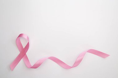 Beyaz arkaplanda pembe kurdele