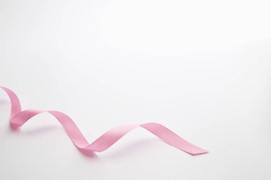 Pembe kıvırcık kurdele beyaz izole