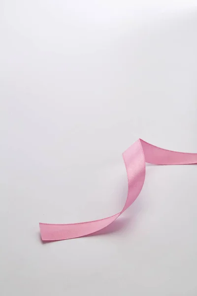 Рожева фігурна стрічка ізольована на білому — стокове фото