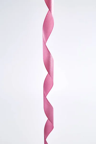 Розовая кудрявая лента изолирована на белом — стоковое фото